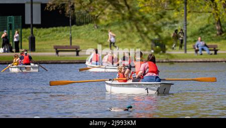 Les familles s'amusent dans les bateaux d'aviron de lac à Warminster, Wiltshire, Royaume-Uni, le 15 avril 2022 Banque D'Images