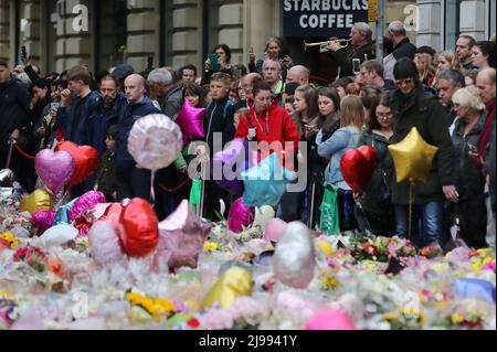 Photo du dossier datée du 29/05/17 de fleurs et d'hommages laissés sur la place St Ann à Manchester, à la suite de l'attaque terroriste du Manchester Arena par le kamikaze Salman Abedi à la fin d'un concert d'Ariana Grande en mai 2017. Date de publication : samedi 21 mai 2022. Banque D'Images
