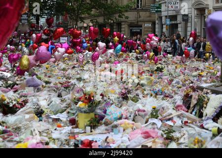Photo du dossier datée du 29/05/17 de fleurs et d'hommages laissés sur la place St Ann à Manchester, à la suite de l'attaque terroriste du Manchester Arena par le kamikaze Salman Abedi à la fin d'un concert d'Ariana Grande en mai 2017. Date de publication : samedi 21 mai 2022. Banque D'Images