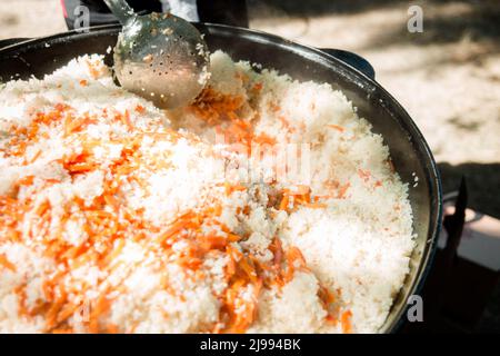 cuisson du pilaf dans un grand chou-fleur dans la nature. Banque D'Images