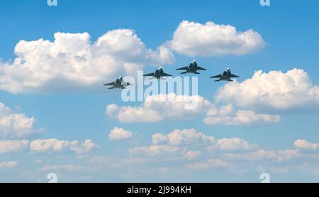 Quatre F-15E volantes en formation pendant le salon de l'air à la base aérienne de Seymour Johnson Banque D'Images