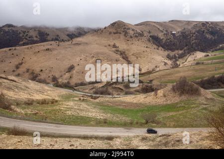 Route en serpentin vers le col de Gum-Bashi. Nord Caucase, Karachay-Cherkessia. Paysage de montagne avec des nuages bas Banque D'Images