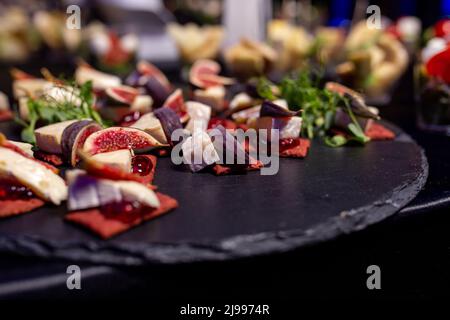 canapés avec figues et fromage doux au buffet Banque D'Images