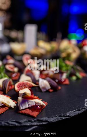 canapés avec figues et fromage doux au buffet Banque D'Images