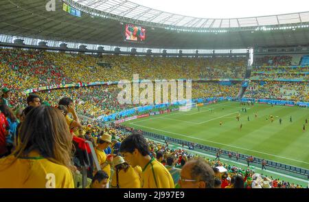 Les fans de football à l'intérieur du stade regardent le match de football de la coupe du monde entre le Brésil et le Mexique à Fortaleza, Brésil juillet 2014 Banque D'Images