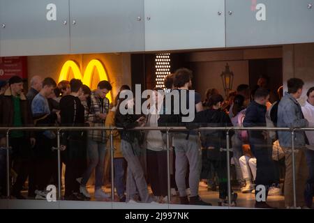 Moscou, Russie. 21st mai 2022. Les clients restent en file d'attente dans un restaurant de restauration rapide McDonald's de la gare de Leningradsky. Les restaurants McDonald's opérant à Moscou sur une base de franchise continuent de fonctionner. Nikolay Vinokurov/Alay Live News Banque D'Images