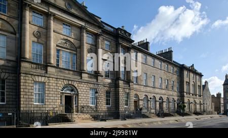 Edinburgh, Écosse, Royaume-Uni, mai 21 2022. Maisons géorgiennes sur le côté nord de la place Charlotte, y compris Bute House. sst/alay Live news Banque D'Images