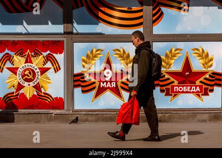 Moscou, Russie. 21st mai 2022. La fenêtre du magasin sur la rue Tverskaya est décorée avec soin pour célébrer la fête de la victoire le 9 mai à Moscou, Russie Banque D'Images