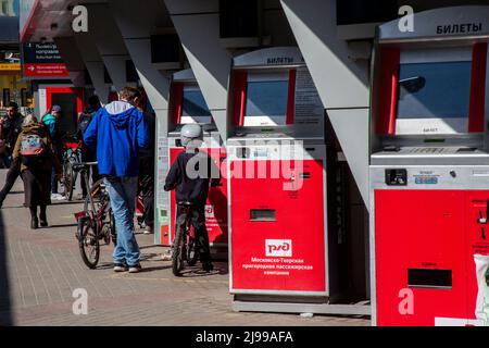 Moscou, Russie. 21st mai 2022. Les passagers achètent des billets pour les trains de banlieue aux distributeurs de billets de la gare de Yaroslavsky à Moscou, en Russie Banque D'Images