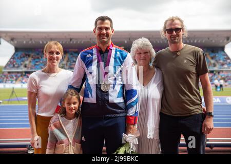 Birmingham, Angleterre. 21st mai 2022. Robbie Grabarz, avec sa famille, de Team GB reçoit une médaille d'argent pour le High Jump de Londres 2012 après que Ivan Ukhov ait été dépouillé de la médaille d'or à l'épreuve d'athlétisme de la Müller Diamond League au stade Alexander à Birmingham, en Angleterre. Credit: Sports pics / Alamy Live News Banque D'Images