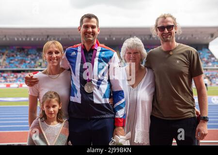 Birmingham, Angleterre. 21st mai 2022. Robbie Grabarz, avec sa famille, de Team GB reçoit une médaille d'argent pour le High Jump de Londres 2012 après que Ivan Ukhov ait été dépouillé de la médaille d'or à l'épreuve d'athlétisme de la Müller Diamond League au stade Alexander à Birmingham, en Angleterre. Credit: Sports pics / Alamy Live News Banque D'Images