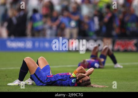 Turin, Italie, 21st mai 2022. Alexia Putellas et Asisat Oshoala du FC Barcelone se sont mis à tomber dans le désespoir après le coup de sifflet final du match de la Ligue des champions des femmes de l'UEFA au stade Juventus, à Turin. Le crédit photo devrait se lire: Jonathan Moscrop / Sportimage Banque D'Images