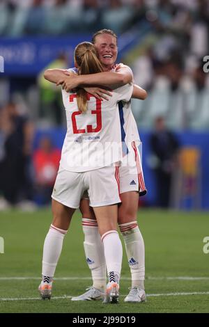 Turin, Italie, 21st mai 2022. Amandine Henry, de Lyon, célèbre avec sa compagne Janice Cayman après le coup d'envoi final du match de la Ligue des champions des femmes de l'UEFA au stade Juventus, à Turin. Le crédit photo devrait se lire: Jonathan Moscrop / Sportimage Banque D'Images