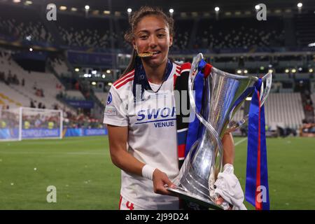 Turin, Italie, 21st mai 2022. Selma Bacha, de Lyon, célèbre avec le trophée et la médaille de ses gagnants après le coup d'envoi final du match de l'UEFA Womens Champions League au stade Juventus, à Turin. Le crédit photo devrait se lire: Jonathan Moscrop / Sportimage Banque D'Images