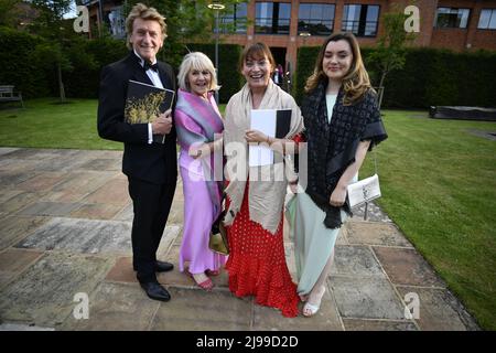 (De gauche à droite) Grant McCahon avec Nina Myskow et Lorraine Kelly et sa fille Rosie Smith assistent à la soirée d'ouverture du Festival Glyndebourne à Glyndebourne, près de Lewes. Date de la photo: Samedi 21 mai 2022. Banque D'Images