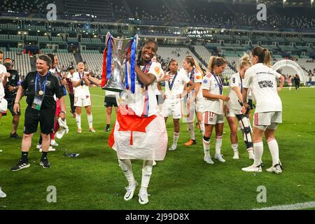 Turin, Italie. 21st mai 2022. Kadeisha Buchanan (21 Olympique Lyonnais) célèbre leur victoire et pose avec leur médaille et leur trophée lors du match de football final de la Ligue des champions des femmes de l'UEFA entre le FC Barcelone et l'Olympique Lyonnais à l'Allianz Stadium Juventus à Turin, en Italie. Daniela Porcelli/SPP crédit: SPP Sport presse photo. /Alamy Live News Banque D'Images