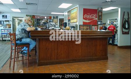 Un client est assis au bar en attente de nourriture à Windy Hollow Biscuit House pendant la préouverture du nouveau restaurant le jour de la mère, le dimanche 8 mai 2022 à Owensboro, comté de Daviess, KY, ÉTATS-UNIS. Bien que le restaurant dispose de sièges au bar, il ne sert pas d'alcool. (Photo APEX MediaWire par Billy Suratt) Banque D'Images