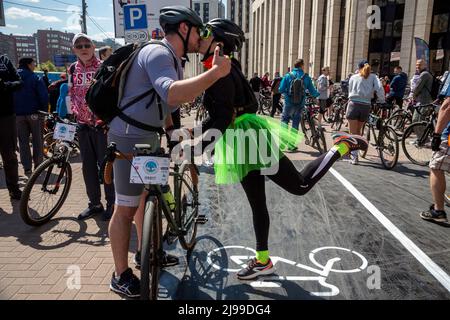 Moscou, Russie. 21st mai 2022. Les gens prennent part à une promenade en vélo de masse dans le Garden Ring dans le centre de Moscou pendant l'édition du printemps 2022 de Velofest, un festival de vélo de Moscou. Velofest est de retour après un écart de deux ans qui était dû à des restrictions de coronavirus Banque D'Images