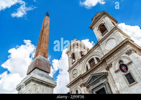 Eglise de Santissima Trinita dei Monti et obélisque égyptien ancien au sommet des marches espagnoles, Rome, Italie, Europe. Monuments historiques, anciens monuments de Banque D'Images