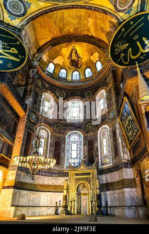 Istanbul - 25 mai 2013 : intérieur de la mosquée Ayasofya, Istanbul, Turquie. La célèbre basilique Sainte-Sophie ou Aya Sofya est un monument de la ville. Mihrab à l'intérieur de l'ancien H Banque D'Images