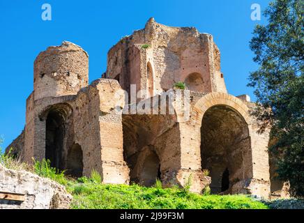 Bains de ruines de Maxentius (terme di Massenzio) sur le Mont Palatin, Rome, Italie. Palatino est un monument célèbre de Rome. Vue sur l'ancien bâtiment, vestiges de Banque D'Images