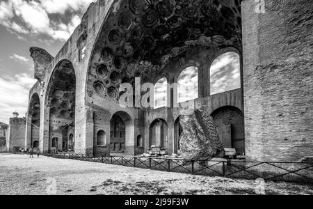 Basilique de Maxentius et Constantine au Forum romain ou Foro Romano, Rome, Italie. C'est un monument célèbre de la ville. Photo en noir et blanc du majestueux rui Banque D'Images