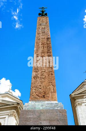 Obélisque égyptien ancien au sommet des marches espagnoles, Rome, Italie, Europe. Cet obélisque, Obelisco Sallustiano est un ancien monument, monument historique de Rome. Concept o Banque D'Images