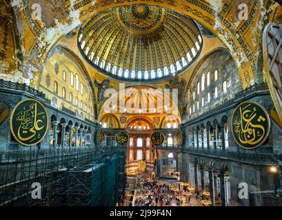 Istanbul - 25 mai 2013 : intérieur de Sainte-Sophie, Istanbul, Turquie. L'ancienne basilique Sainte-Sophie ou Aya Sofya est le principal point de repère de la ville. À l'intérieur de la célèbre Ayasofy Banque D'Images