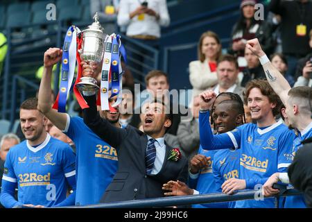 Glasgow, Royaume-Uni. 21st mai 2022. La finale de la coupe écossaise a eu lieu à Hampden Park, le stade national du football écossais, et a joué entre le Rangers FC de Glasgow et le cœur du Midlothian d'Édimbourg. Les Rangers ont remporté le match, 2 - 0, avec un temps supplémentaire, et les buts ont été marqués par RYAN JACK en 94 minutes et SCOTT WRIGHT en 97 minutes. Les Rangers remportent ce trophée pour la première fois depuis 2009. Crédit : Findlay/Alay Live News Banque D'Images