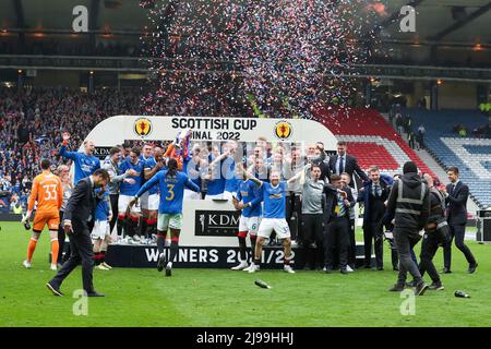 Glasgow, Royaume-Uni. 21st mai 2022. La finale de la coupe écossaise a eu lieu à Hampden Park, le stade national du football écossais, et a joué entre le Rangers FC de Glasgow et le cœur du Midlothian d'Édimbourg. Les Rangers ont remporté le match, 2 - 0, avec un temps supplémentaire, et les buts ont été marqués par RYAN JACK en 94 minutes et SCOTT WRIGHT en 97 minutes. Les Rangers remportent ce trophée pour la première fois depuis 2009. Crédit : Findlay/Alay Live News Banque D'Images