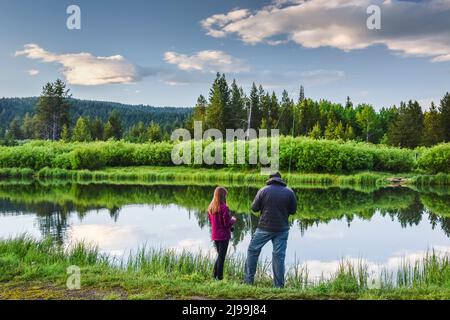 Un père enseigne à sa fille comment voler des poissons sur Stoddard Mill Pond, Island Park, Fremont County, Idaho, Etats-Unis Banque D'Images