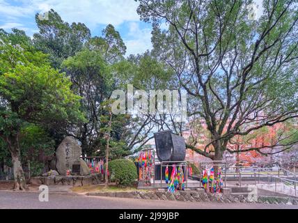 nagasaki, kyushu - décembre 11 2021 : monuments commémoratifs de la bombe atomique érigés par l'association des travailleurs japonais des télécommunications et de la construction Banque D'Images