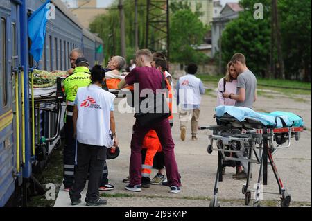 Lviv, Ukraine. 21st mai 2022. Les médecins transportent un patient dans une ambulance depuis un train de la ville ukrainienne occidentale de Lviv. Le train a livré des militaires ukrainiens et des civils blessés dans les batailles en cours entre les troupes ukrainiennes et russes à la suite de l'invasion de l'Ukraine par la Russie le 24 février. Crédit : SOPA Images Limited/Alamy Live News Banque D'Images