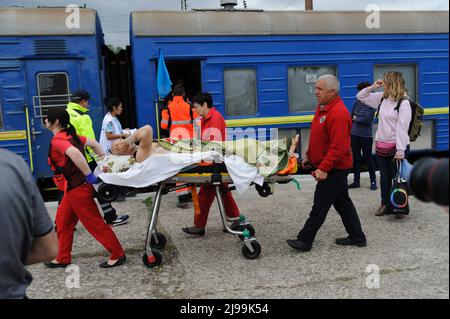 Lviv, Ukraine. 21st mai 2022. Les médecins transportent un patient dans une ambulance depuis un train de la ville ukrainienne occidentale de Lviv. Le train a livré des militaires ukrainiens et des civils blessés dans les batailles en cours entre les troupes ukrainiennes et russes à la suite de l'invasion de l'Ukraine par la Russie le 24 février. Crédit : SOPA Images Limited/Alamy Live News Banque D'Images