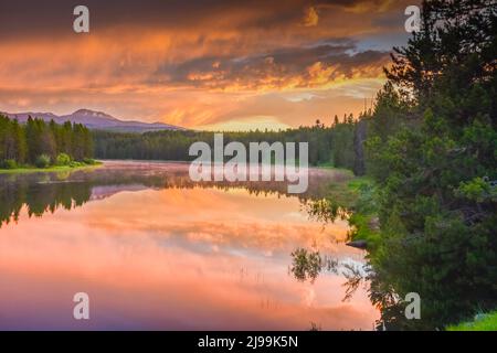 Pittoresque, lever du soleil, reflet dans la rivière Snake, henry's Fork, pic sawtell, Island Park, comté de Fremont, Idaho, États-Unis Banque D'Images