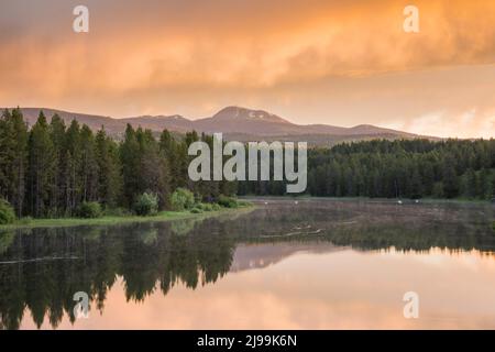 Snake River, Island Park Reservoir, Sawtell Peak, Sunrise, Island Park, Fremont County, Idaho, États-Unis Banque D'Images