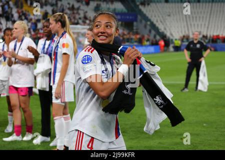 TURIN, ITALIE. 21 MAI 2022. Selma Bacha de l'Olympique Lyonnais Feminin célèbre la victoire après la finale 2022 de la Ligue des champions de l'UEFA entre le FC Barcelone et l'Olympique Lyonnais le 21 mai 2022 au stade Juventus de Turin, en Italie. Barcelone a perdu 1-3 sur l'Olympique Lyonnais. Crédit: Massimiliano Ferraro/Medialys Images/Alay Live News Banque D'Images