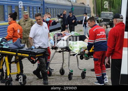 Lviv, Ukraine. 21st mai 2022. Les médecins transportent un patient dans une ambulance depuis un train de la ville ukrainienne occidentale de Lviv. Le train a livré des militaires ukrainiens et des civils blessés dans les batailles en cours entre les troupes ukrainiennes et russes à la suite de l'invasion de l'Ukraine par la Russie le 24 février. (Image de crédit : © Mykola TYS/SOPA Images via ZUMA Press Wire) Banque D'Images