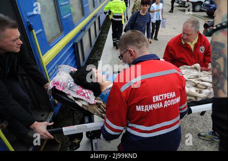 Lviv, Ukraine. 21st mai 2022. Les médecins transportent un patient dans une ambulance depuis un train de la ville ukrainienne occidentale de Lviv. Le train a livré des militaires ukrainiens et des civils blessés dans les batailles en cours entre les troupes ukrainiennes et russes à la suite de l'invasion de l'Ukraine par la Russie le 24 février. (Image de crédit : © Mykola TYS/SOPA Images via ZUMA Press Wire) Banque D'Images