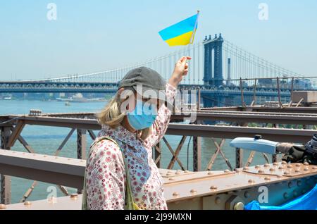 New York, États-Unis. 21st mai 2022. Des participants de la chaîne humaine sont vus en possession d'un drapeau ukrainien sur le pont de Brooklyn, à New York, le 21 mai 2022. Crédit : Pacific Press Media production Corp./Alay Live News Banque D'Images