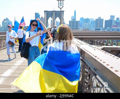 New York, États-Unis. 21st mai 2022. Des participants de la chaîne humaine sont vus en possession du drapeau ukrainien sur le pont de Brooklyn, à New York, le 21 mai 2022. Crédit : Pacific Press Media production Corp./Alay Live News Banque D'Images