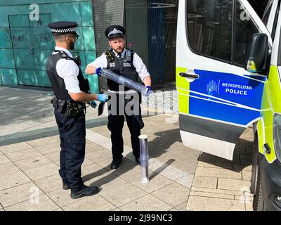 Londres, Royaume-Uni. 21st mai 2022. Les policiers ont placé les couteaux dans des conteneurs à la place Peckham. Plusieurs couteaux ont été trouvés à l'extérieur du centre de loisirs de Peckham après que deux femmes ont alerté la police qui se trouvaient en patrouille de routine à Peckham Square. (Credit image: © Thabo Jaiyesimi/SOPA Images via ZUMA Press Wire) Banque D'Images