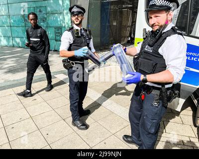 Londres, Royaume-Uni. 21st mai 2022. Les policiers ont placé les couteaux dans des conteneurs à la place Peckham. Plusieurs couteaux ont été trouvés à l'extérieur du centre de loisirs de Peckham après que deux femmes ont alerté la police qui se trouvaient en patrouille de routine à Peckham Square. (Credit image: © Thabo Jaiyesimi/SOPA Images via ZUMA Press Wire) Banque D'Images