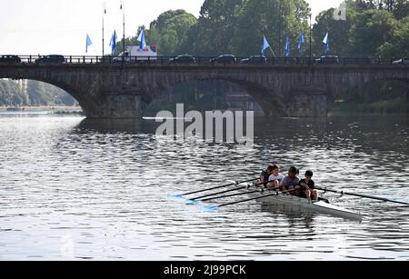 Turin, Italie. 21st mai 2022. Les gens ont un bateau à Turin, en Italie, le 21 mai 2022. De nombreuses régions à travers l'Italie, y compris Turin, ont atteint 30 degrés centigrades samedi. Crédit: Alberto Lingria/Xinhua/Alay Live News Banque D'Images