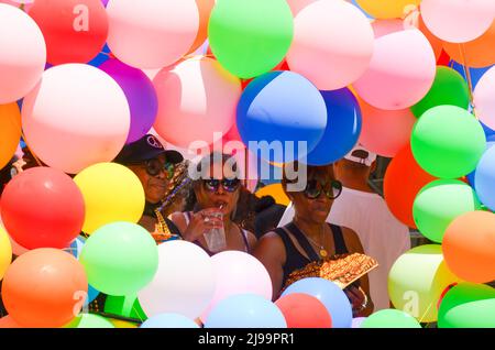 New York, New York, États-Unis. 21st mai 2022. Le 21 mai 2022, des milliers de personnes ont participé au défilé annuel de danse le long de Broadway, à New York. (Credit image: © Ryan Rahman/Pacific Press via ZUMA Press Wire) Banque D'Images