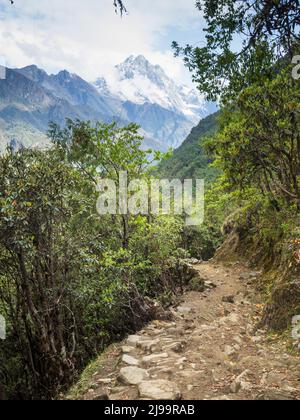 Le parcours de randonnée de Lukla à Namche Bazar avec Nupla (5885m) en arrière-plan. Banque D'Images