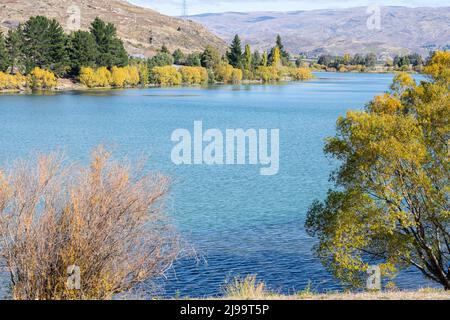 Pittoresque lac Dunstan et ses environs aux couleurs de l'automne à Cromwell South Island Nouvelle-Zélande. Banque D'Images