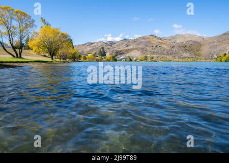 Pittoresque lac Dunstan et ses environs avec vue sur la Cité du patrimoine à la fin du lac dans les couleurs d'automne à Cromwell South Island Nouvelle-Zélande. Banque D'Images