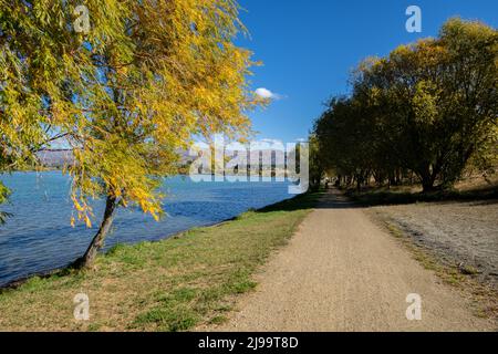 Le pittoresque lac Dunstan cyclable autour du lac et entoure dans les couleurs automnales à Cromwell South Island Nouvelle-Zélande. Banque D'Images