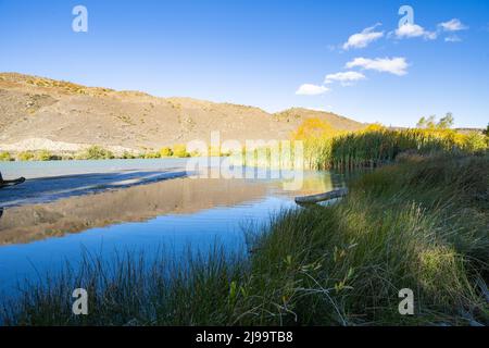 Pittoresque lac Dunstan et ses environs aux couleurs de l'automne à Cromwell South Island Nouvelle-Zélande. Banque D'Images